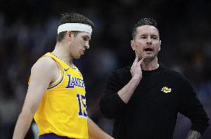 雷迪克：里夫斯为我们做了所有事 他热爱竞争&在竞争中成长