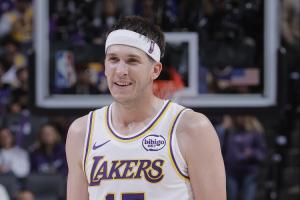 要50+？里夫斯弧顶三分强投继续落袋！已轰45分平个人生涯纪录