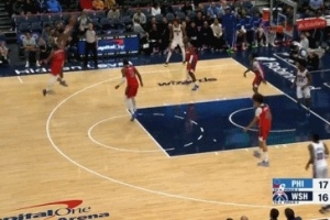 砍瓜切菜！马克西追身三分飙中还要加罚 半节时间5中4独得11分